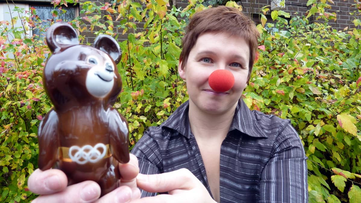 Konttipäällikkö Anna-Reetta Buchen esittelee Nenäpäivänä huutokaupattavaa Miska-karhua.
