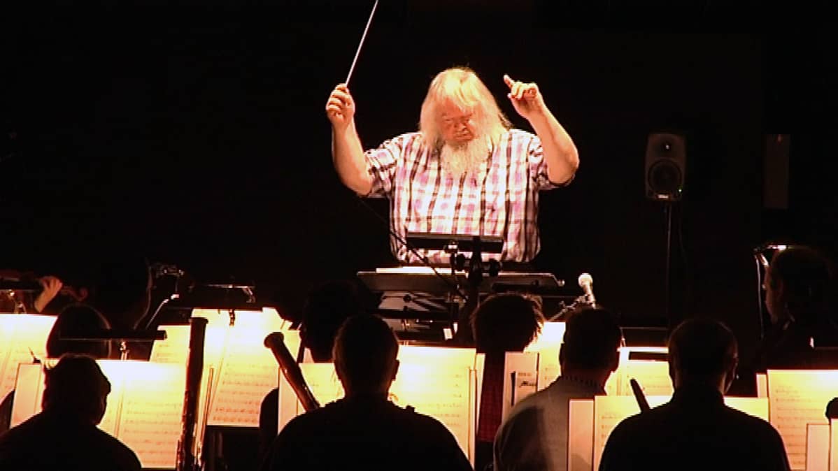 Leif Segerstam johtaa Turun filharmonista orkesteria.