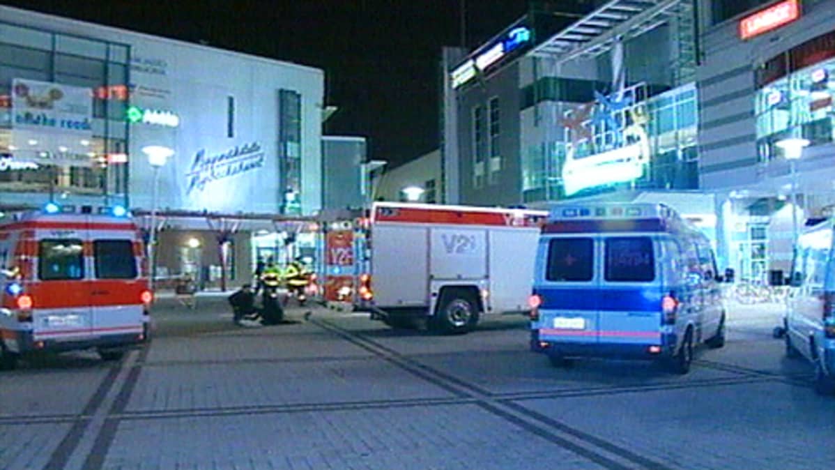 Ambulansseja ja paloautoja Myyrmannin ulkopuolella räjähdyksen jälkeen.