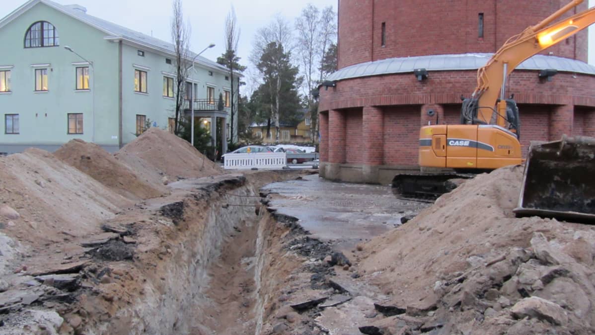 Kuvassa Kokkolan vanha vesitorni ja kaivanto, johon asennetaan uudet vesijohdot