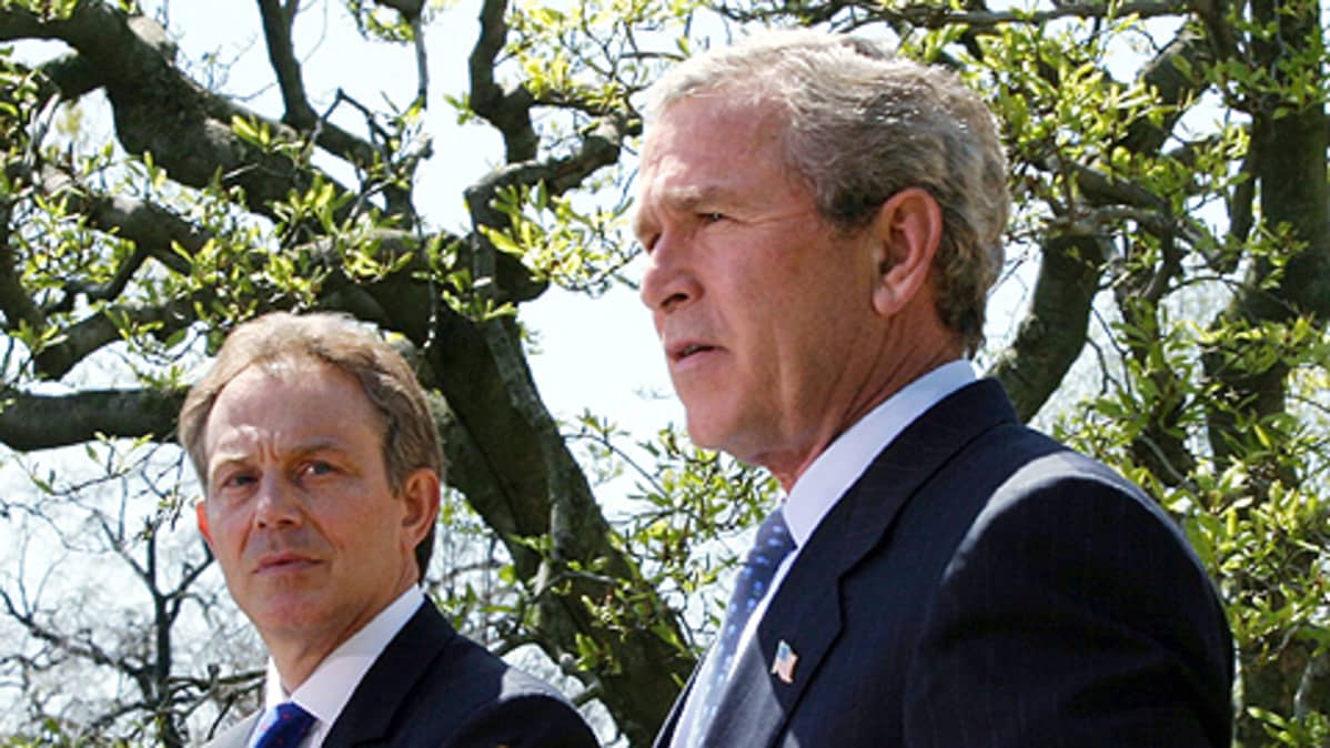 Britannian pääministeri Tony Blair ja Yhdysvaltain presidentti George Bush pitävät lehdistötilaisuutta Valkoisen talon puutarhassa keväällä vuonna 2004.