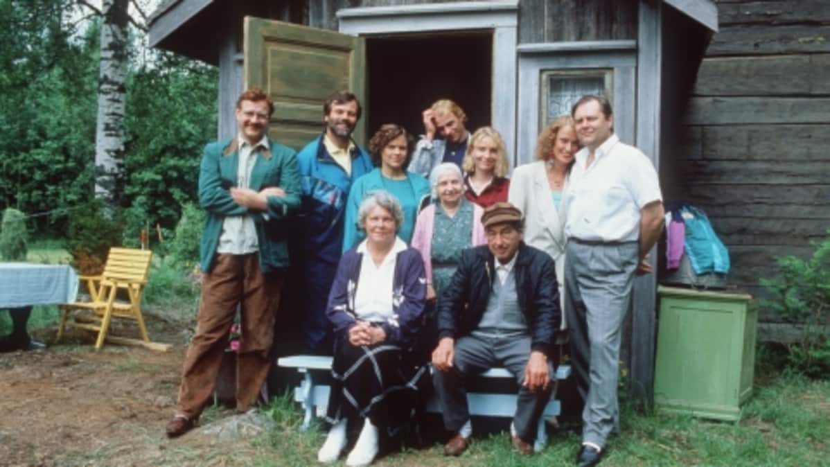 Metsolan perhe Leppävaaran tilan portailla.