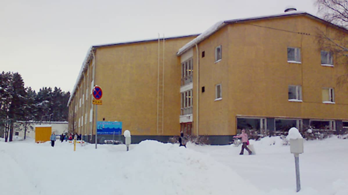 Kuvassa kouluna palvellut entinen armeijan kasarmi Kokkolassa.
