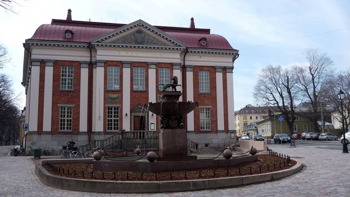 Gustav Albert Petreliuksen lahjoittama Leijona-suihkulähde Turun vanhan pääkirjaston edustalla.