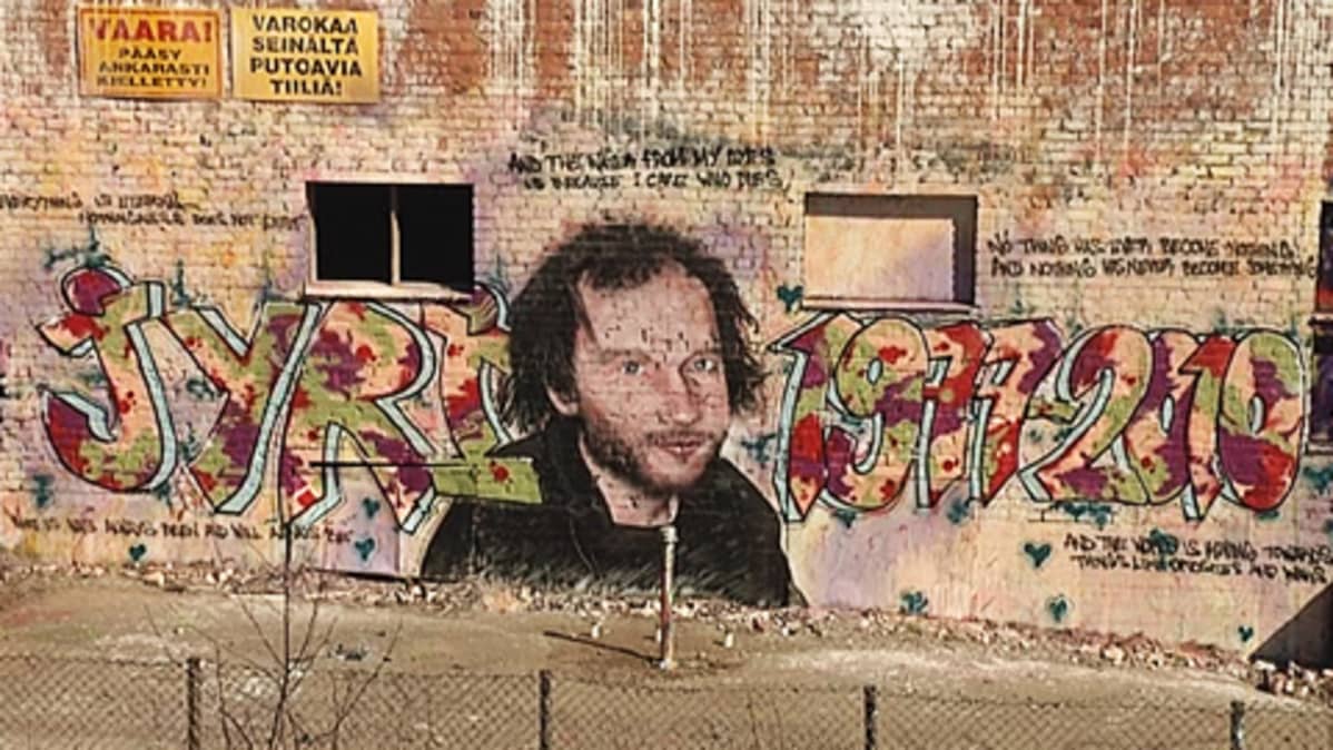 Jyri Jaakkolan kuoleman muistoksi tehty graffiti Pispalassa.