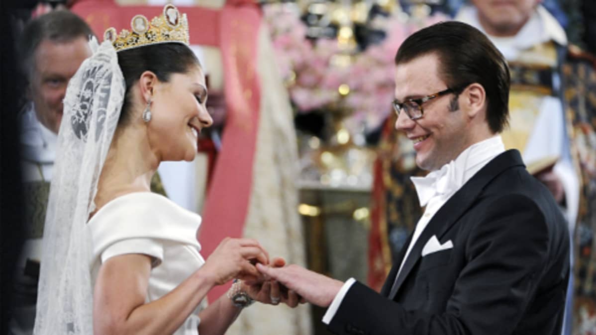 Victoria asettelee vihkisormusta Danielin nimettömään sormeen.
