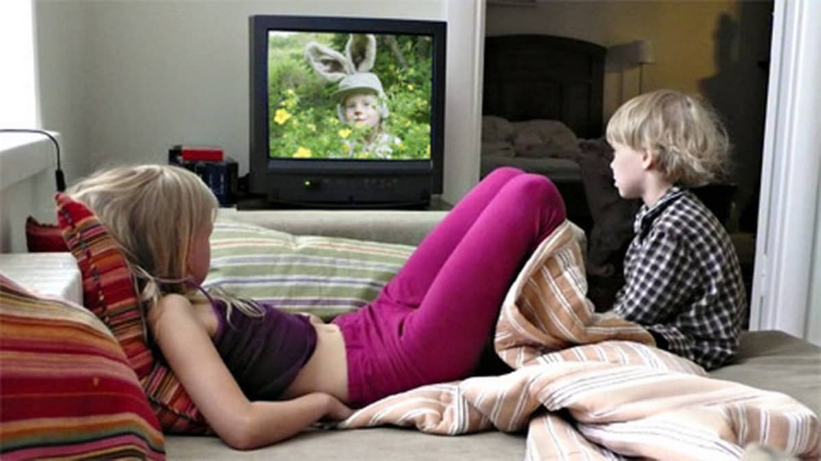 Lapsia katselemassa televisiota