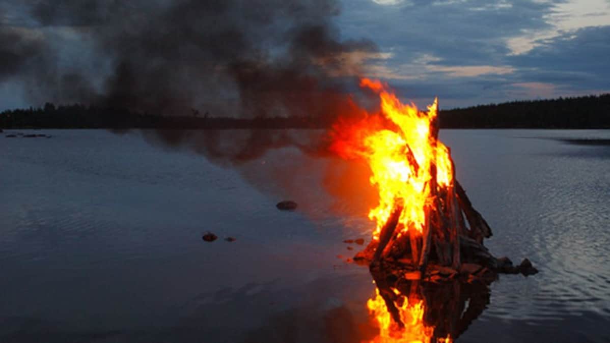 Juhannuskokko palaa vedessä