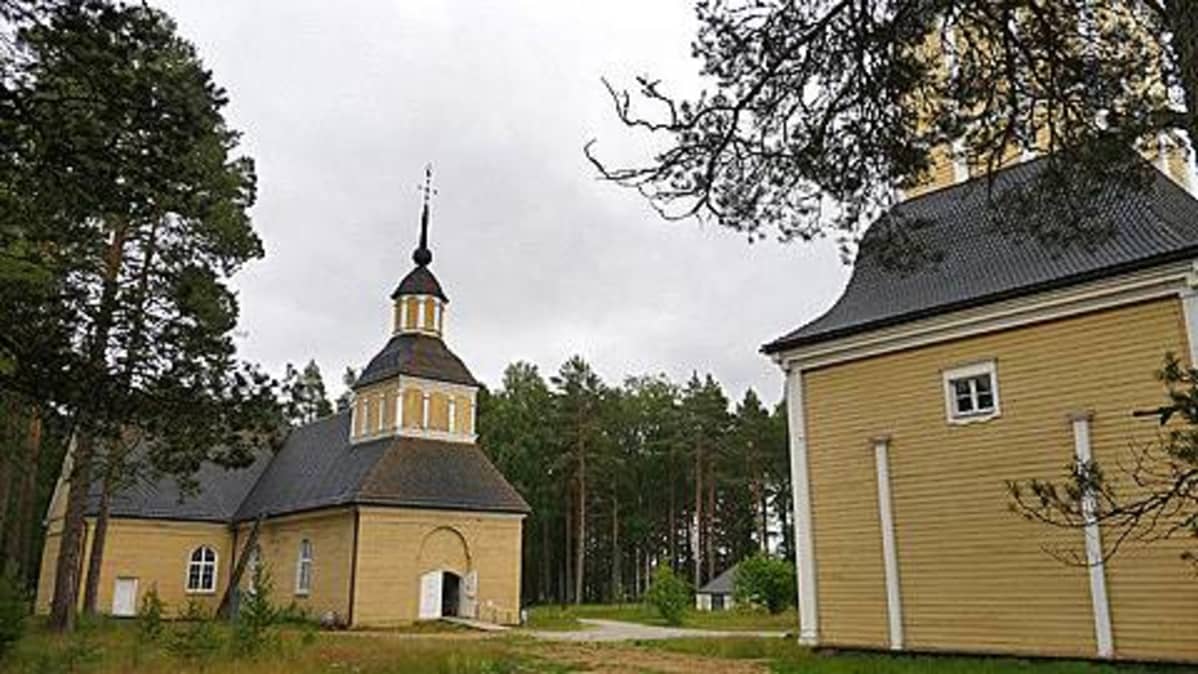 Kajaanin Paltaniemen kirkko ja kellotapuli.