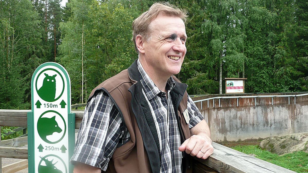 Mauno Seppäkoski tähyää karhuaitaukseen.