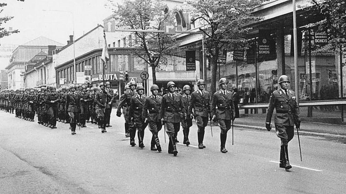Rakuunat paraatissa Lappeenrannassa.