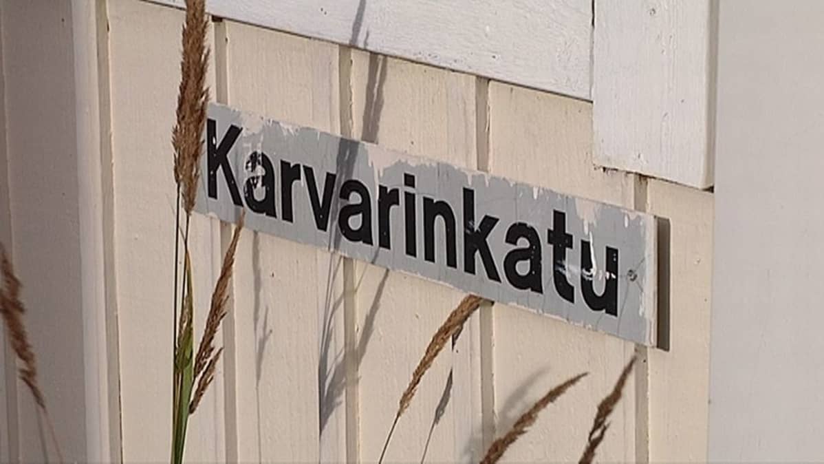 Karvarinkadun nimikyltti seinässä.