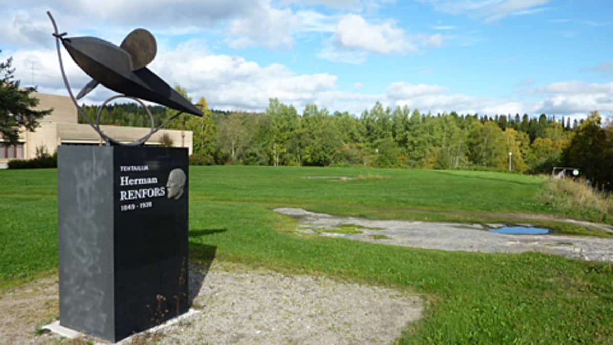 Kruununpuodinmäellä sijaitseva Herman Renforsin muistomerkki.