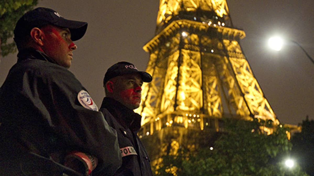 Poliisi vartioivat Eiffel-tornin juurella.