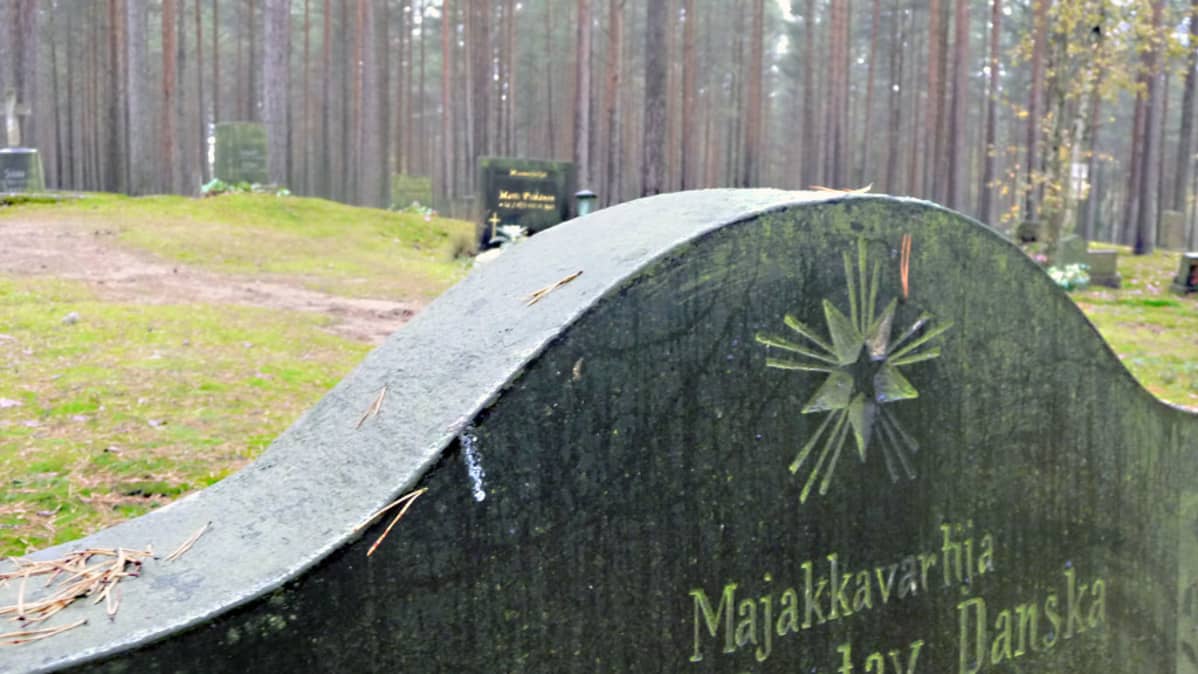 Majakan valo koristaa majakanvartijan hautakiveä.