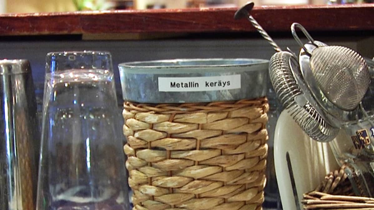Metallinkeräysastia baarissa