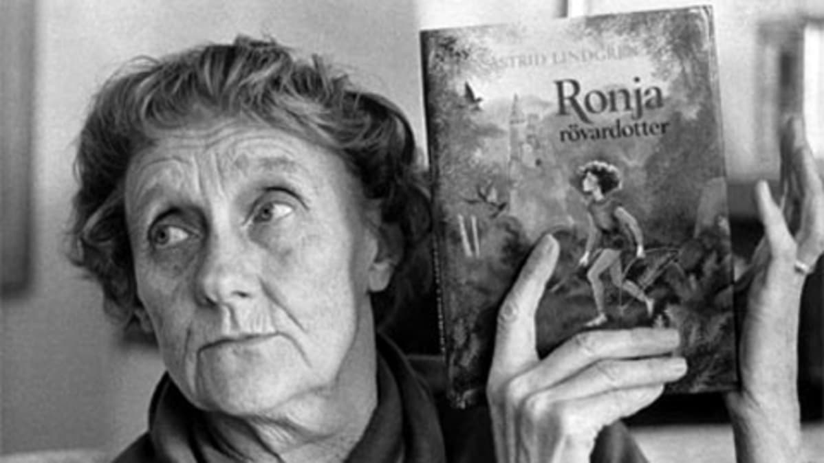 Kirjailija Astrid Lindgren kädessään Ronja Ryövärintytär.
