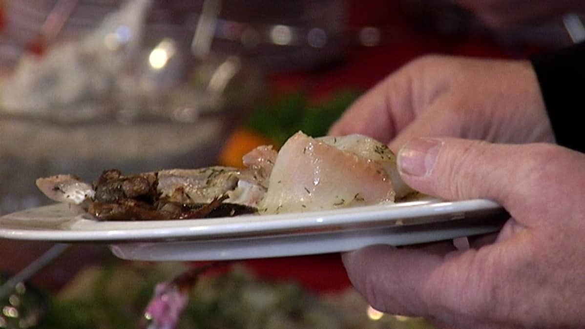 Joululounaaseen kuuluu erilaiset kalaruoat.