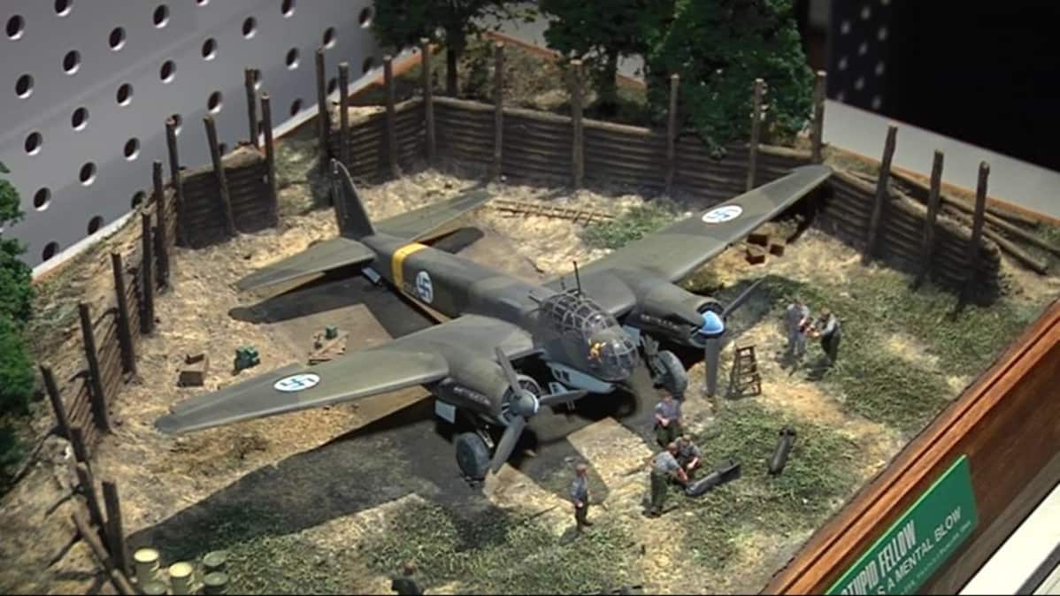 Junkers-pommikoneen pienoismalli.