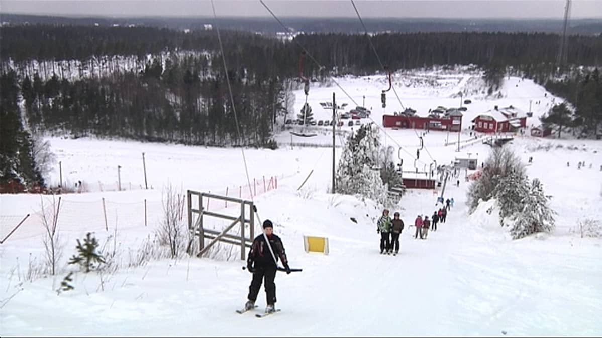 Laskettelijoita hississä