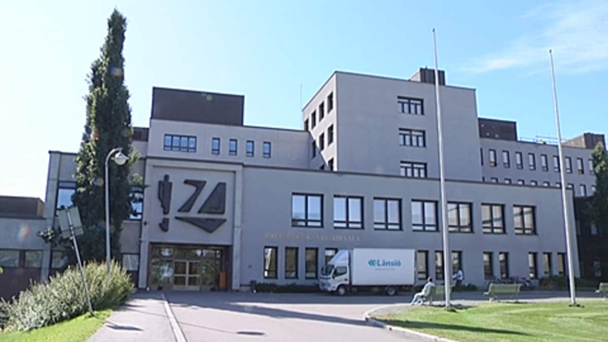 Tampereen Hatanpään sairaalan pääsisäänkäynti