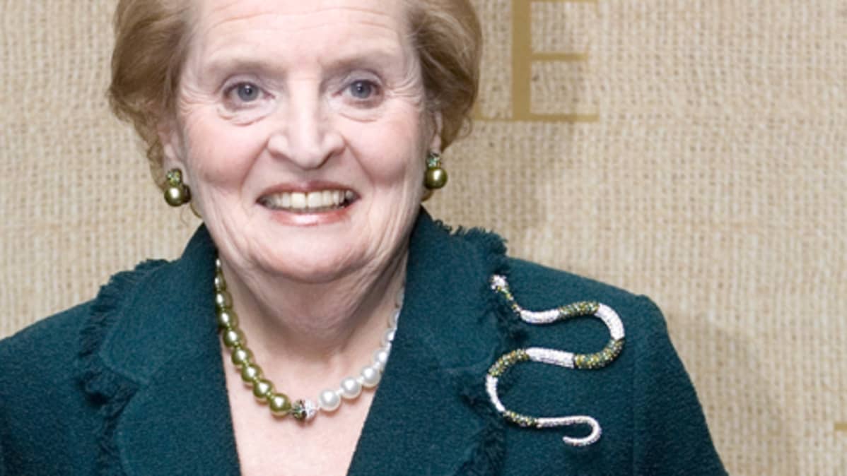 Madeleine Albright rintapielessään suurikokoinen kultainen käärmekoru.