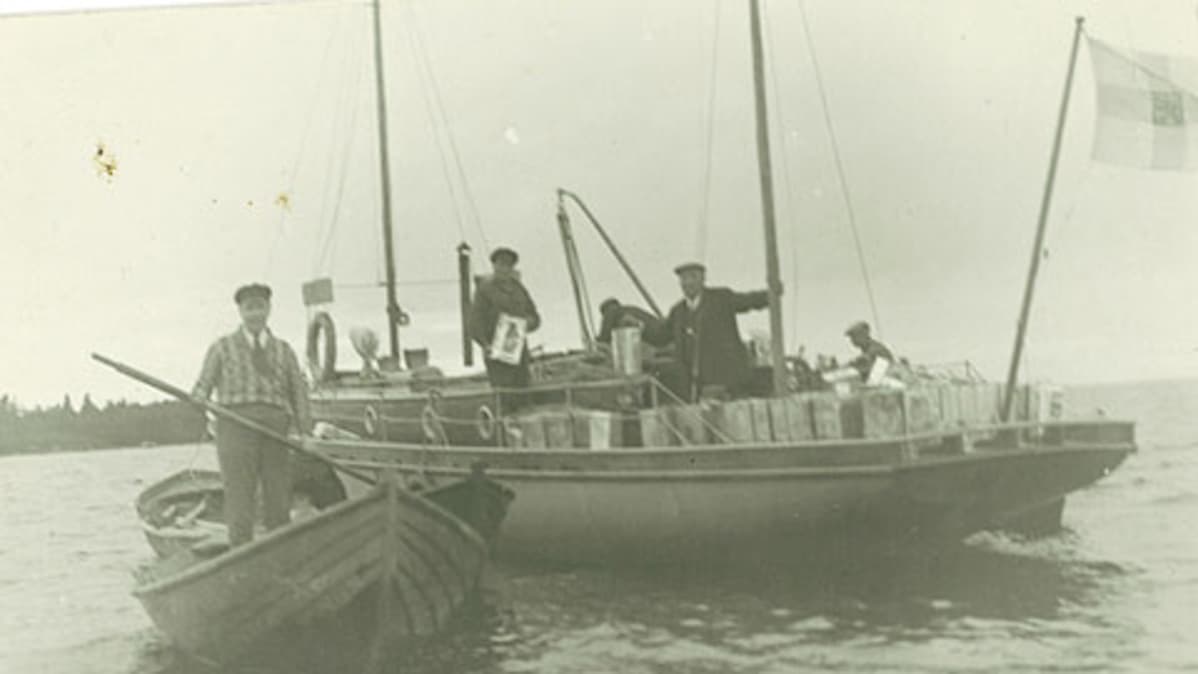 Kuvassa saksalainen pirtulaiva ja kaksi soutuvenettä. Kyseessä on pirtutakavarikko 16.9.1931 Päiväniemen lahdessä Kälviällä.