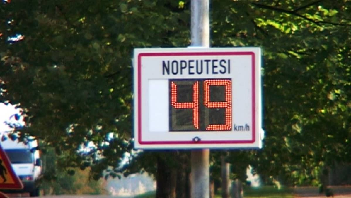 Nopeusnäyttötaulu tien laidalla.