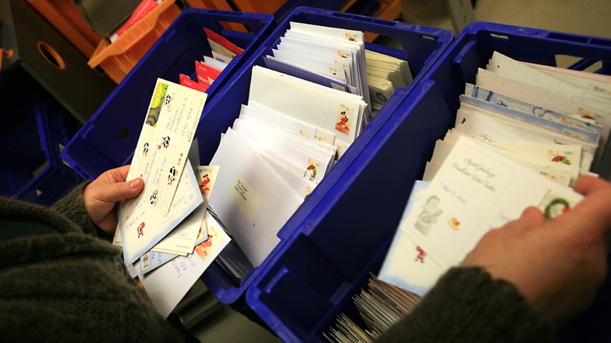 Joulukortit, -kirjeet ja -paketit lajitellaan Kotkan pääpostissa omiin laatikoihinsa