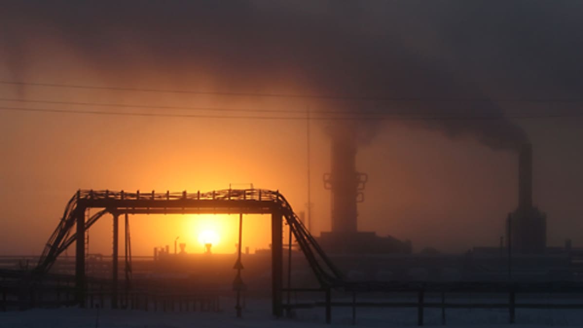 Öljy- ja kaasukenttä auringonlaskussa.