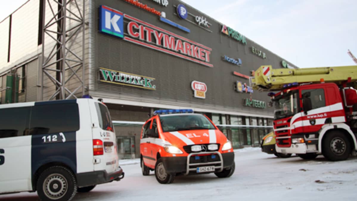 Poliisiauto, ambulanssi ja pelastusauto kauppakeskus Sellon pihalla.