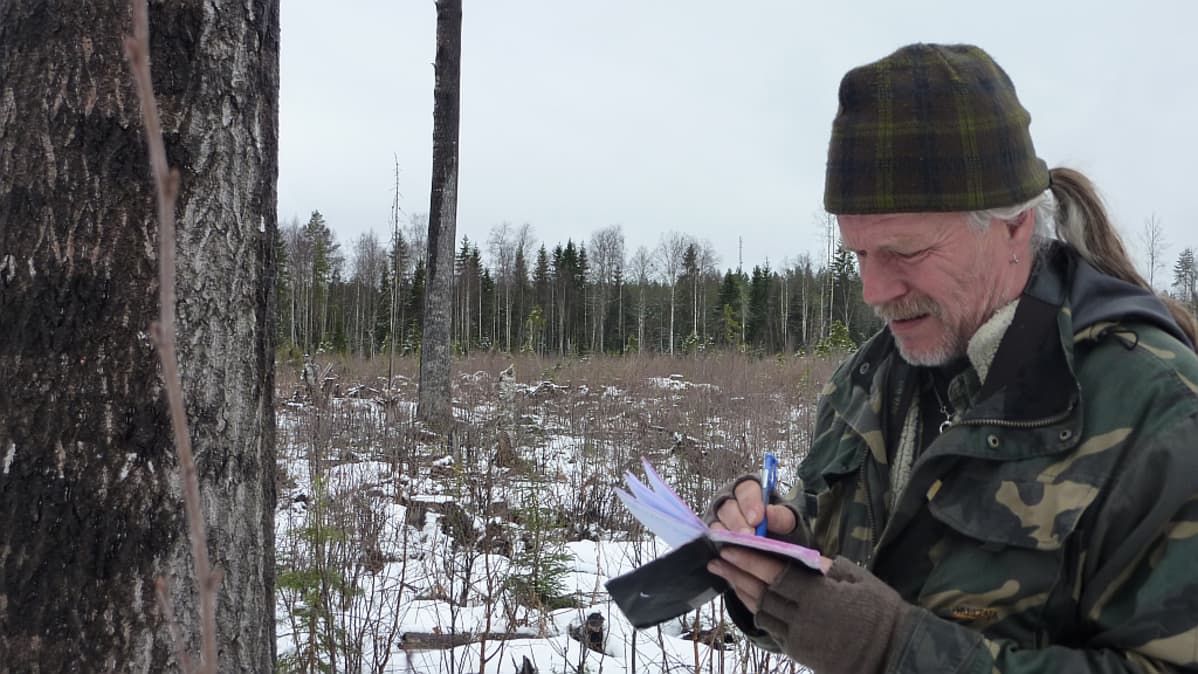Biologi Vesa Hyyryläinen kirjaa ylös havaintoja.