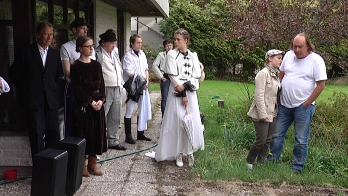 Kirsikkapuiston näyttelijöitä ja ohjaaja Andriy Zholdak
