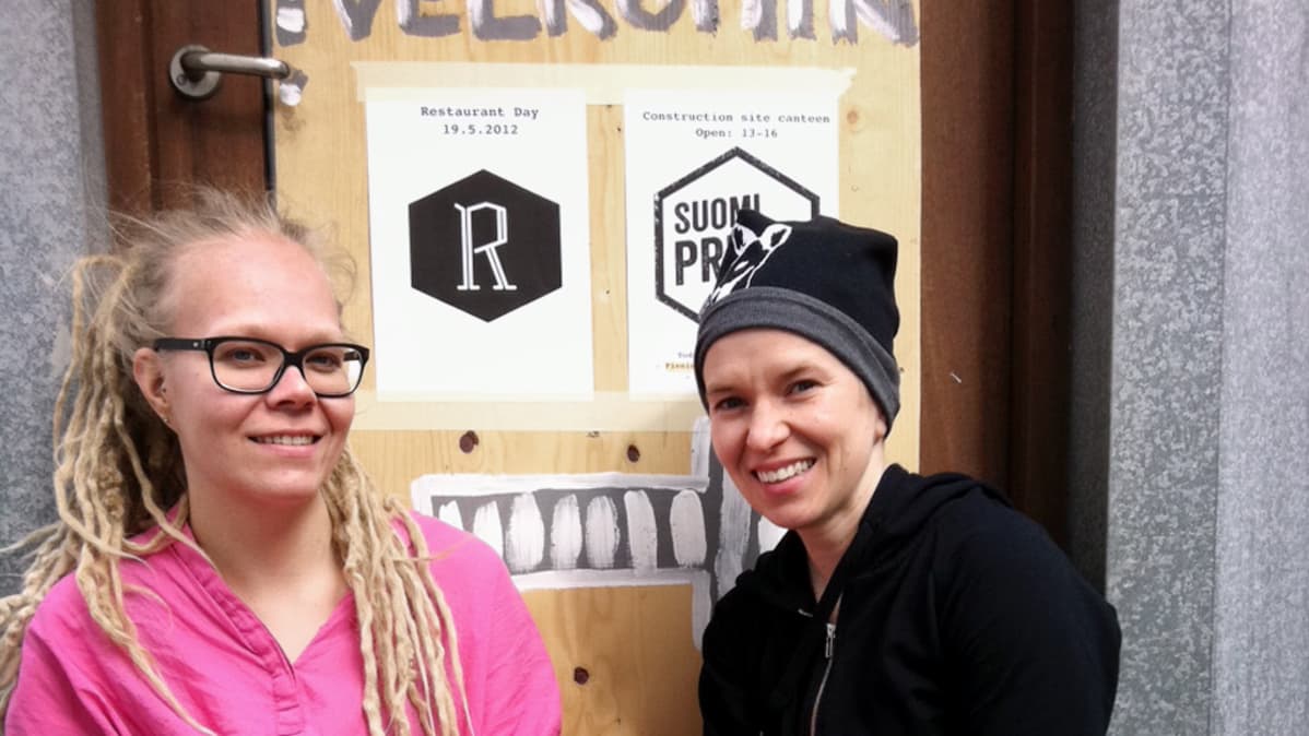 Maarit Kaipainen (vas.) ja Satu Rämö Suomi PRKL! -kaupan edustalla Reyljavikissa.