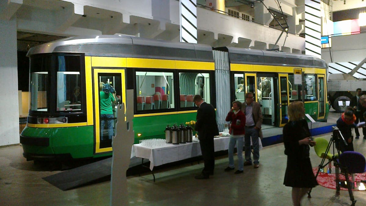 Uusi raitiovaunu on ulkoväreiltään tuttu keltavihreä.