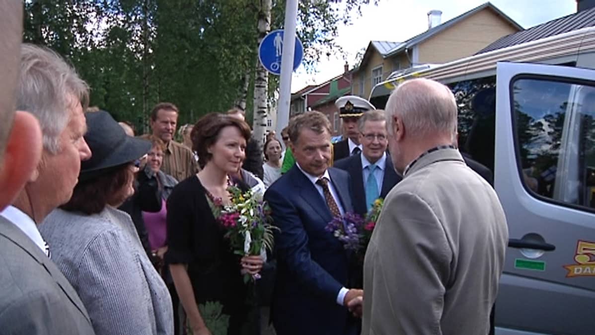 Kuvassa kaupunginhallituksen puheenjohtaja Kauko Ojala hyvästelee presidenttiparia kätellen. Kättelyä seuraavat muun muassa vasemmalla valtuuston puhenjohtaja Bjarne Kallis ja taustalla kaupunginjohtaja Antti Isotalus.
