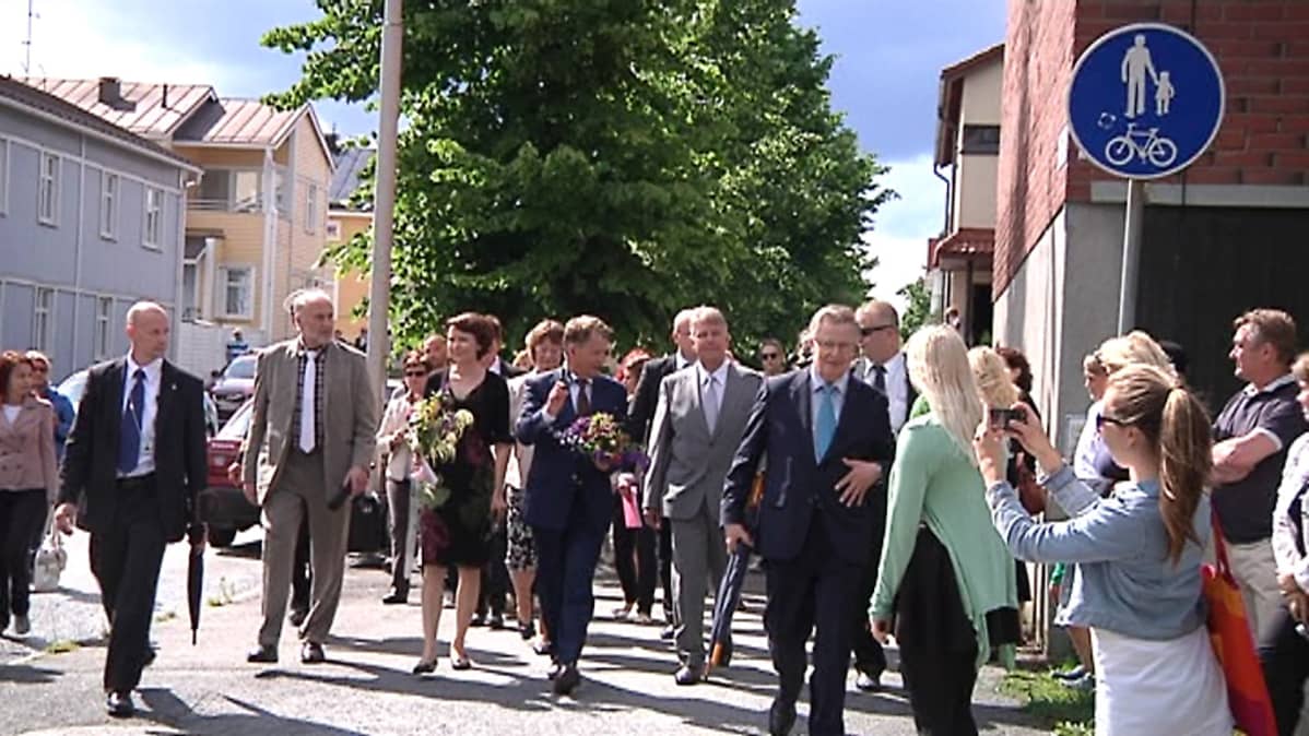 Kuvassa presidenttipari saapumassa Englannin puistoon.