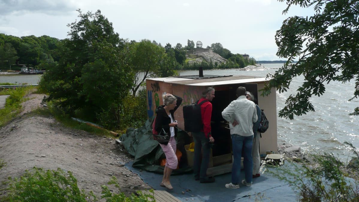 Turistijoukko löysi Sompasaunan ja toimittajan sattumalta.