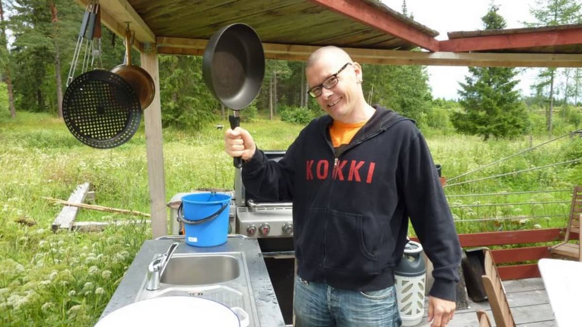 Sami Garam ulkokeittiössä.