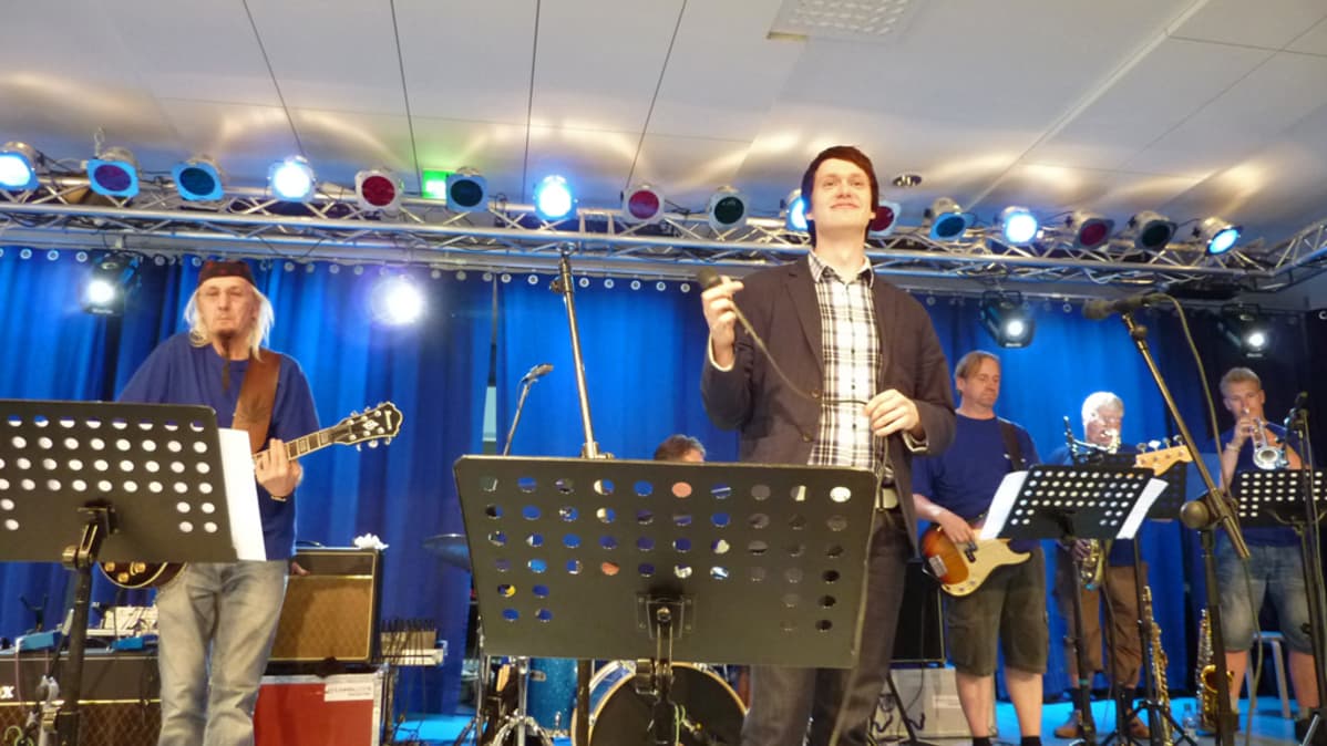 Pekka Mikkola Naapurinvaaran Huvikeskuksessa.