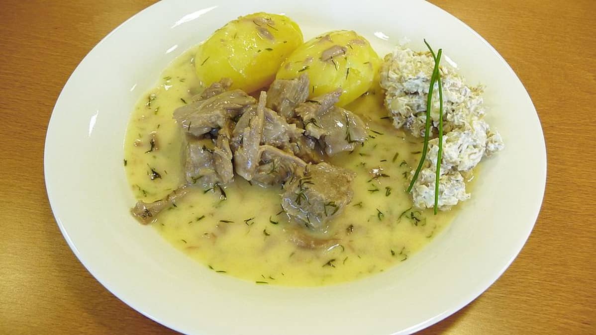 Tillilihaa lautasella.