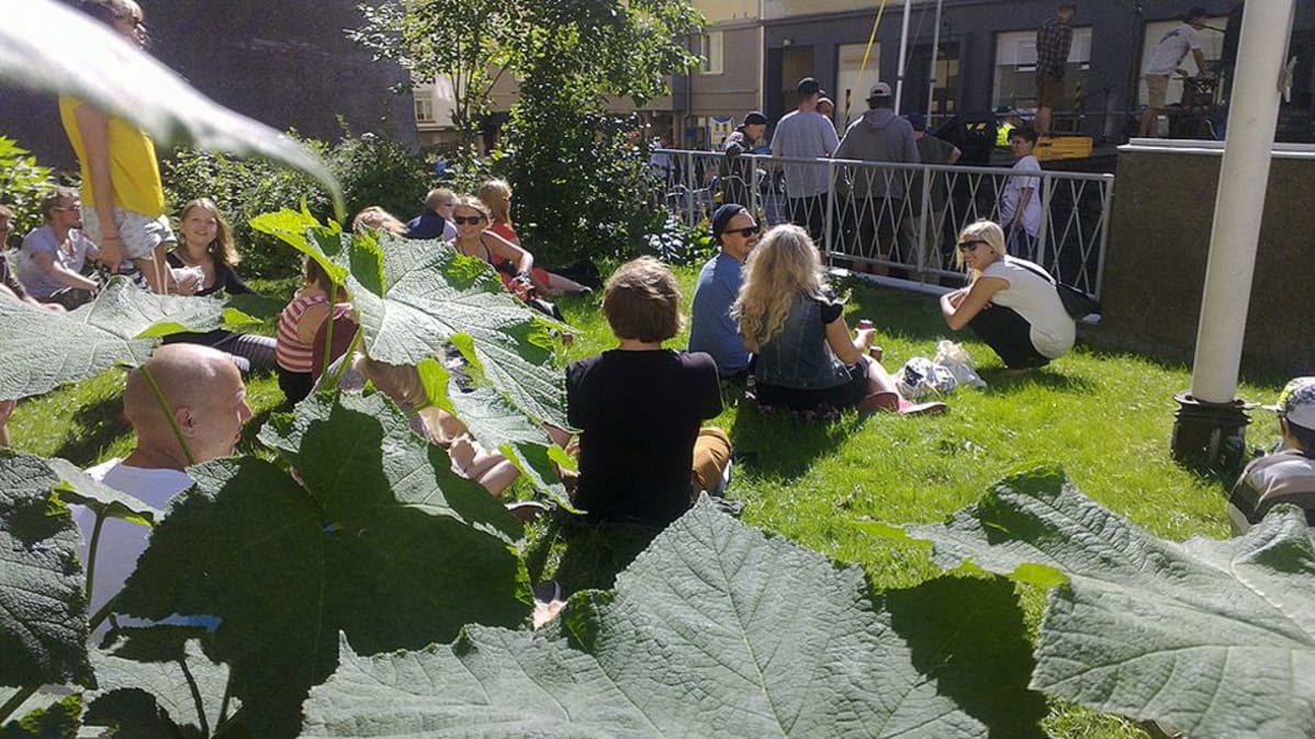 Ihmisiä Kallio Block-partyssa.
