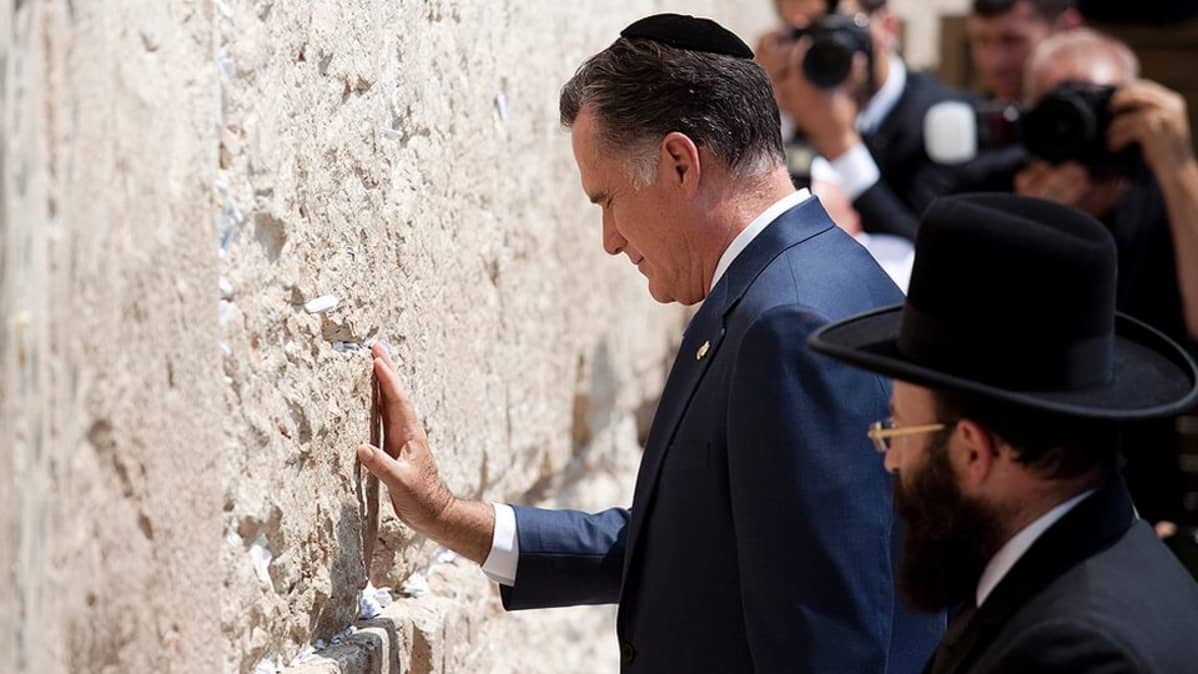 Yhdysvaltain presidenttiehdokas Mitt Romney Jerusalemin Itkumuurilla.