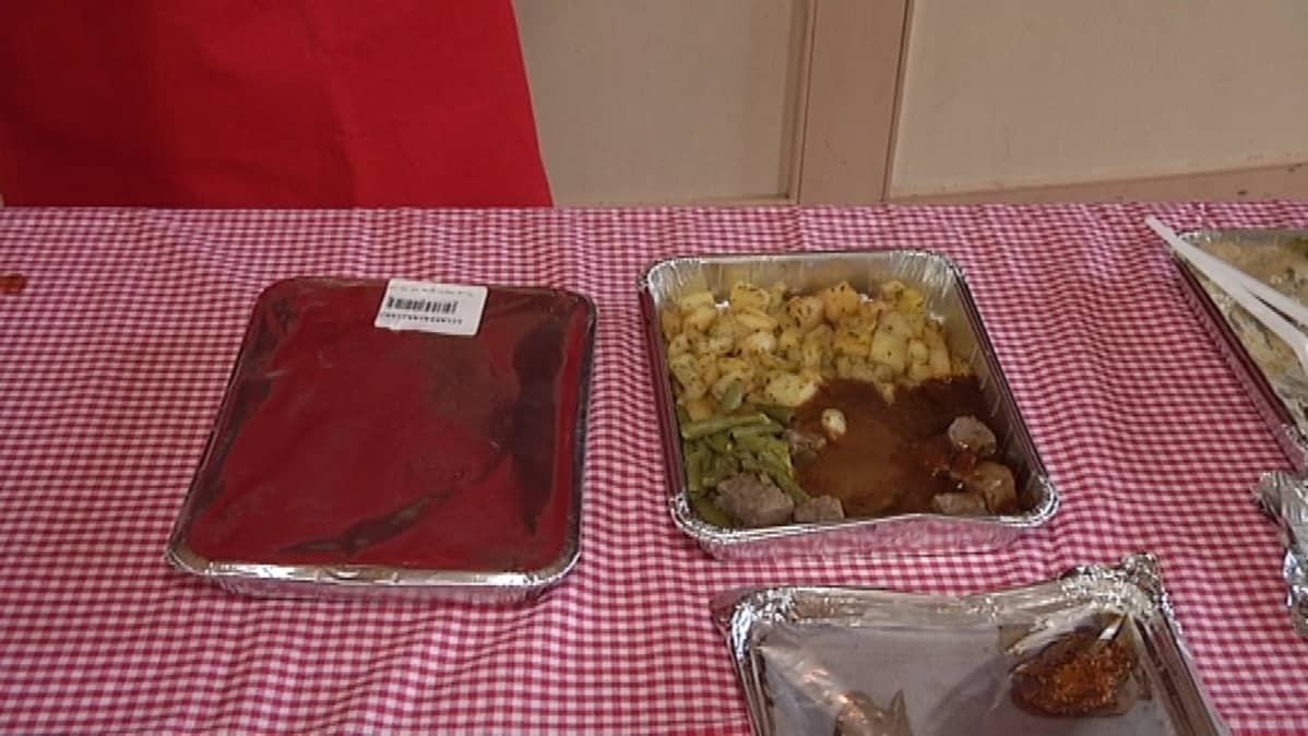 Ruuan valmistaa Finnairin tytäryhtiö Finncatering. Loimaalla ruokaa maistelleet pitivät sitä ihan hyvänä.