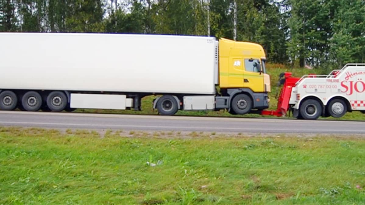 Kauklahdenväylän kolarissa vaurioitunutta rekkaa hinataan pois onnettomuuspaikalta.