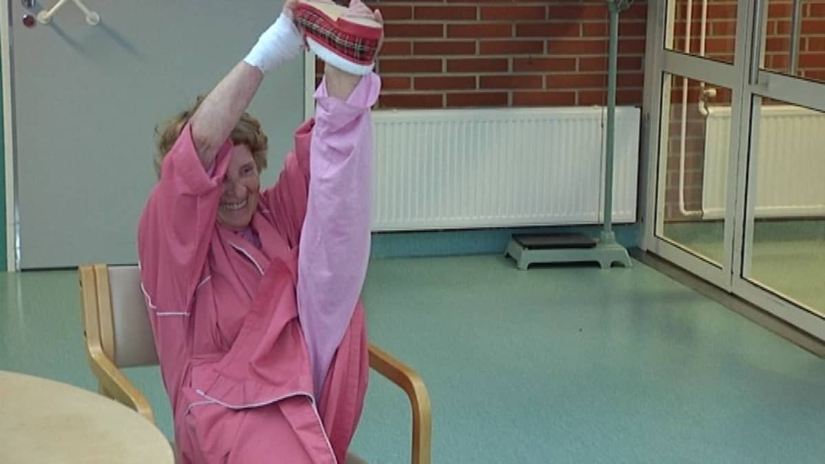 Elsa Ackmanin jalka taipuu kevyesti.