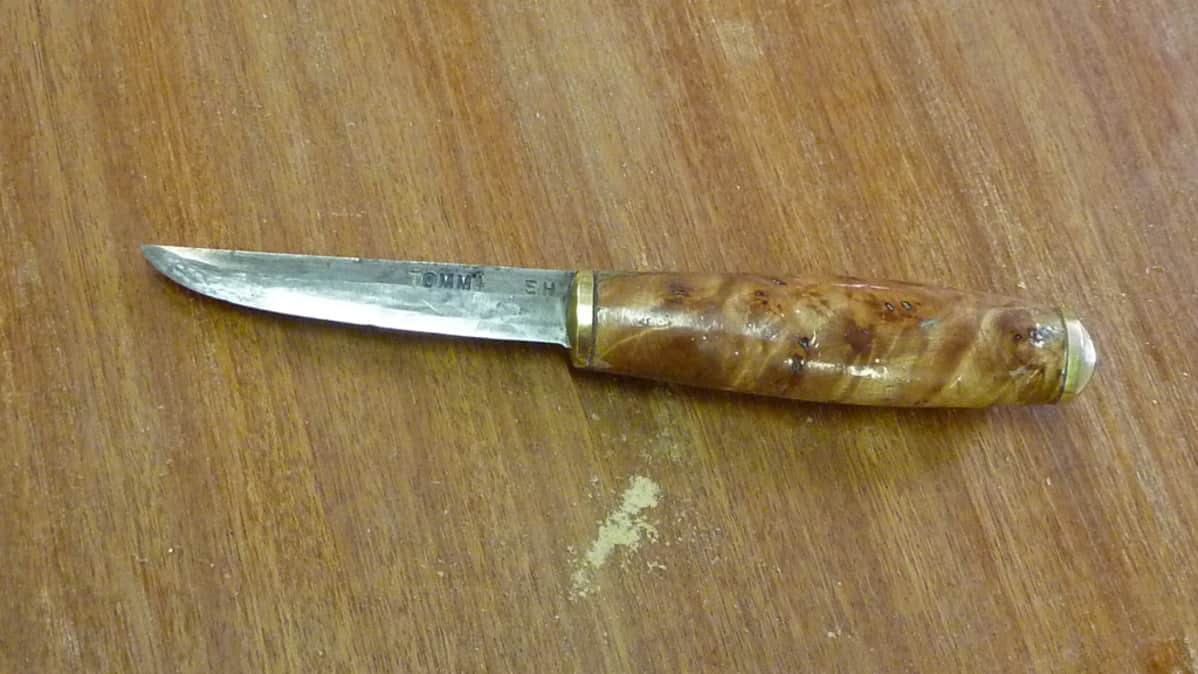 Tommi-puukko pöydällä.
