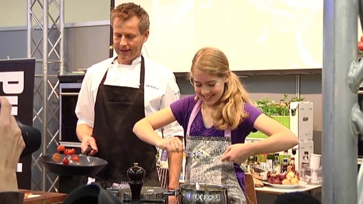 Junior Master Chef -kokkikilpailun osallistuja Ida O'Mahoney laittaa ruokaa Aki Wahlmanin kanssa.