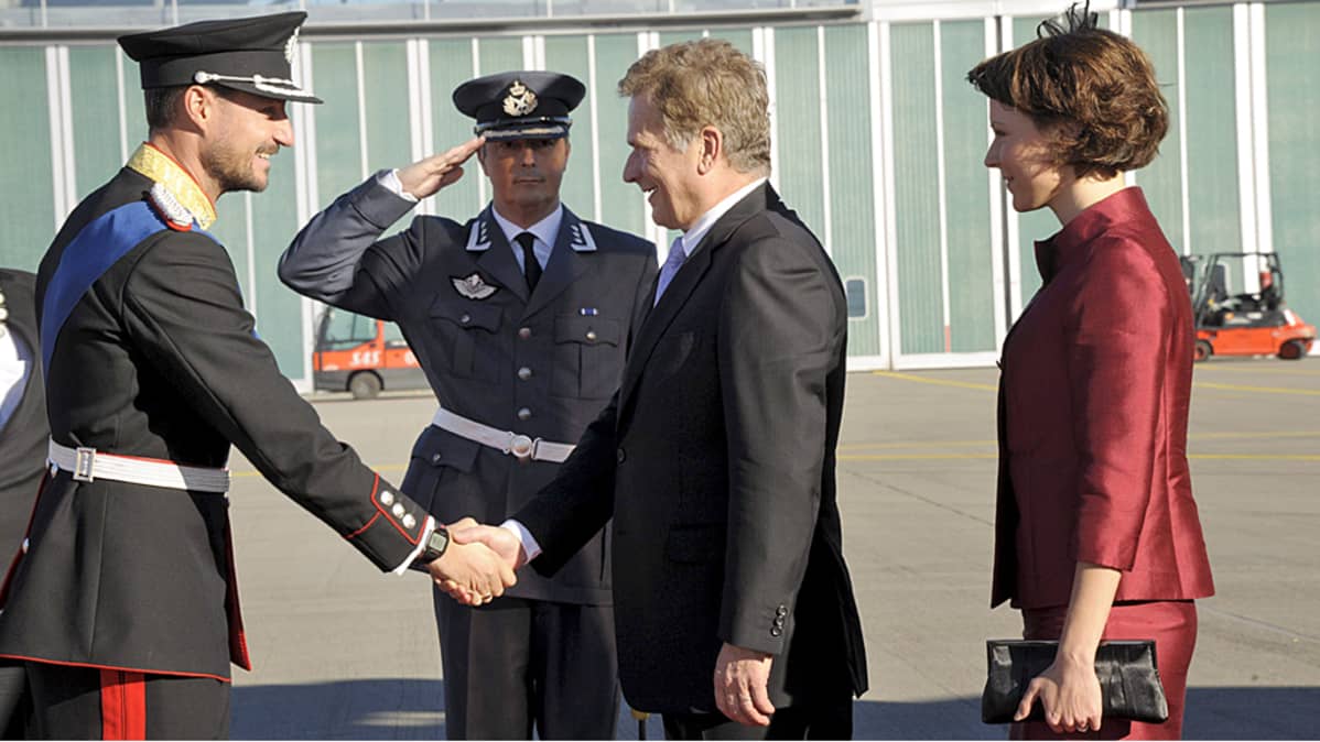 Presidenttiparin otti kentällä vastaan Norjan kruununprinssi Haakon.