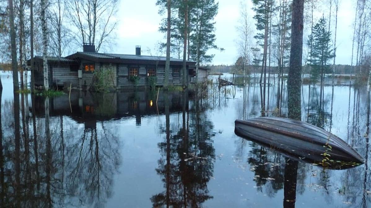 Asuinrakennus täysin tulvaveden saaratmana Poosjärvellä Porissa.